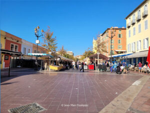 Cours Saleya et marché aux fleurs à Nice