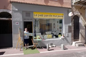 Atelier d'artiste Petit pan de mur jaune à Nice