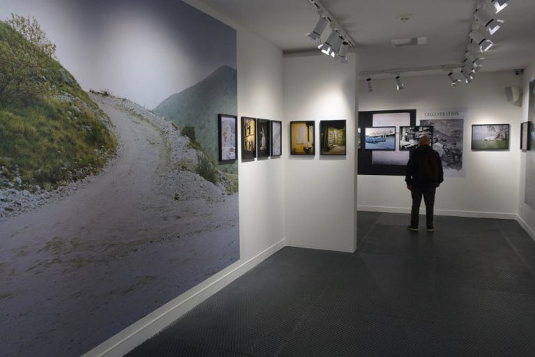 L'exposition Julie Hascoët : Carrare, le crépuscule de la montagne est présentée au Musée de la photographie Charles Nègre à Nice. Elle est visible jusqu'au 5 novembre 2023. L'exposition Julie Hascoët : Carrare, le crépuscule de la montagne   Cette exposition rassemble des clichés de la photographe Julie Hascoët. Carrare est un lieu de la Toscane, mais loin des clichés touristiques, loin des collines plantées d'oliviers, loin des chemins tortueux bordés de cyprès, loin, bien loin de la qualité de vivre toscane.Carrare, ce sont les carrières d'exploitation du marbre. La montagne éventrée, les engins, les routes d'extraction. Mais Carrare, c'est aussi la naissance de l'anarchisme toscan. En quelques photos, Julie Hascoët nous restitue ces espaces et nous donne l'impression d'une pesante fuite en avant. Qui est Julie Hascoët Julie Hascoët est née à Douarnenez. diplômée de l’Ecole Nationale Supérieure de la Photographie d'Arles.Mais elle est également éditrice, organisatrice de concerts, d'expositions. Bref, elle rayonne dans divers domaines. Quoique, à bien y réfléchir, son domaine c'est la vie humaine et notamment la vie en marge, les espaces réappropriés ou abandonnés, les créations de vie éphémères, les micro-sociétés réinventées.La vie borderline, ces anciennes entrées de mines dévorées par la végétation, ces implantations humaines de concerts sauvages, la mémoire des lieux de détenus en prison, Julie Hacoët s'intéresse à tout ce qui est banalement humain.Pour elle, la photographie est une énergie brassant la matière (y compris humaine) et le temps. Informations pratiques Galerie du Musée de la photographie Charles Nègre1, Place Pierre Gautier(proche du marché aux fleurs du cours Saleya, Vieux Nice). Jusqu'au 5 novembre 2023de 10h à 12h30 et de 13h30 à 18h