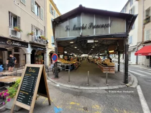 Halles du marché provençal à Antibes Provencal market in Antibes