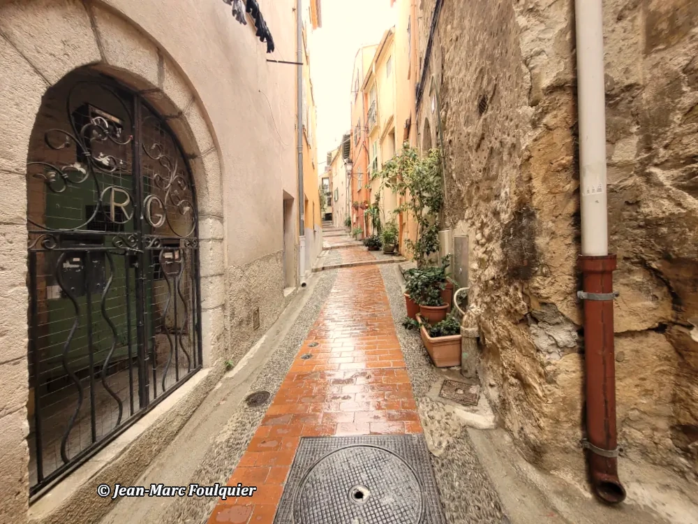 Les pots de fleurs à même la rue dans le Vieux Menton