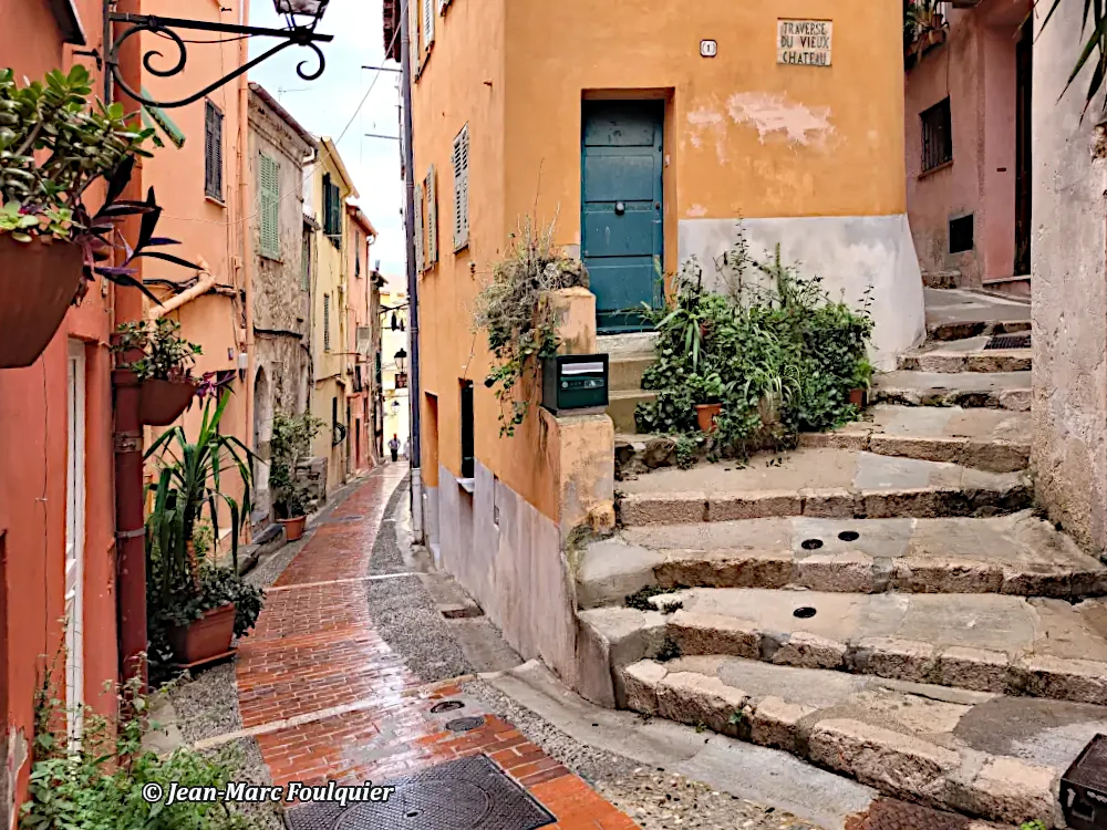 Les pots de fleurs à même la rue dans le Vieux Menton