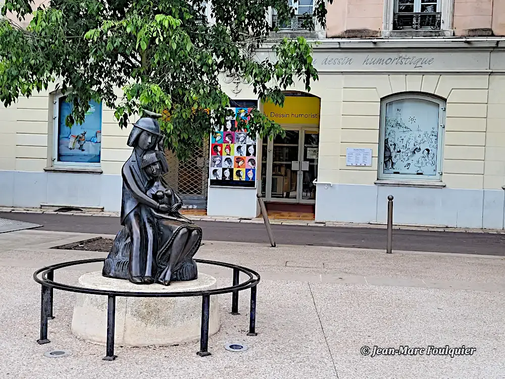 Les amoureux de Peynet devant le musée Peynet et du dessin humoristique à Antibes